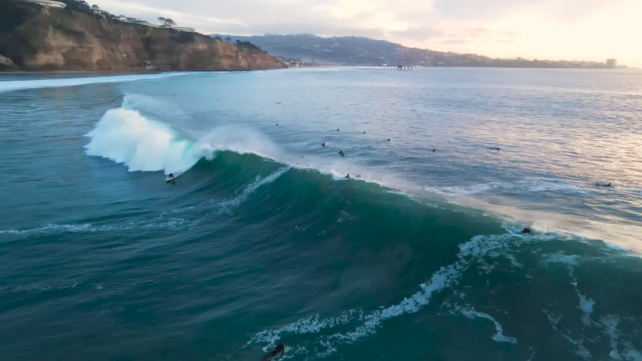 un surfista prende un'onda sulla spiaggia dei neri