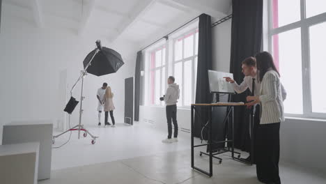 el fotógrafo deportivo para la revista está hablando con el modelo de futbolista en el estudio