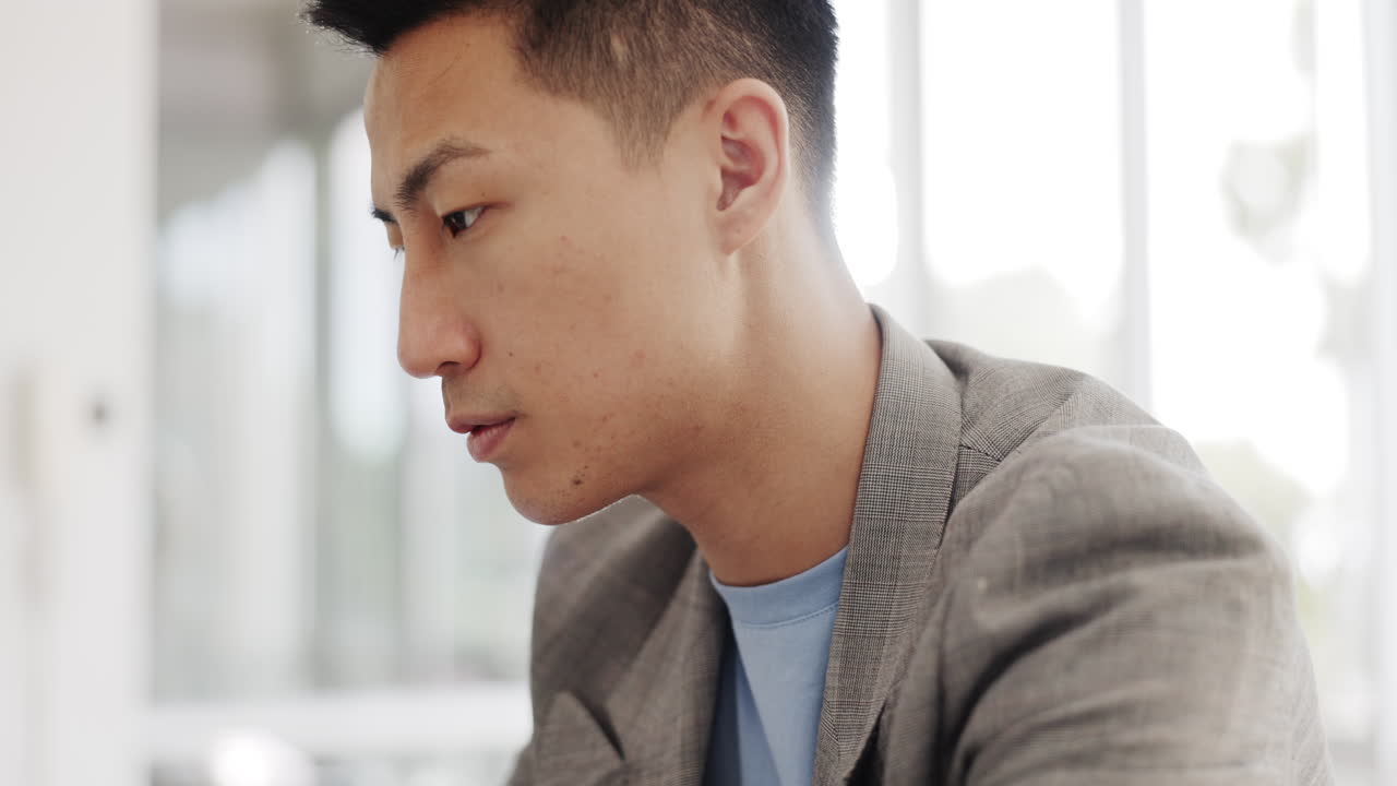 사무실 계획에서 얼굴, 비즈니스 및 아시아 남자