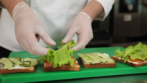 chef preparando sándwiches gourmet