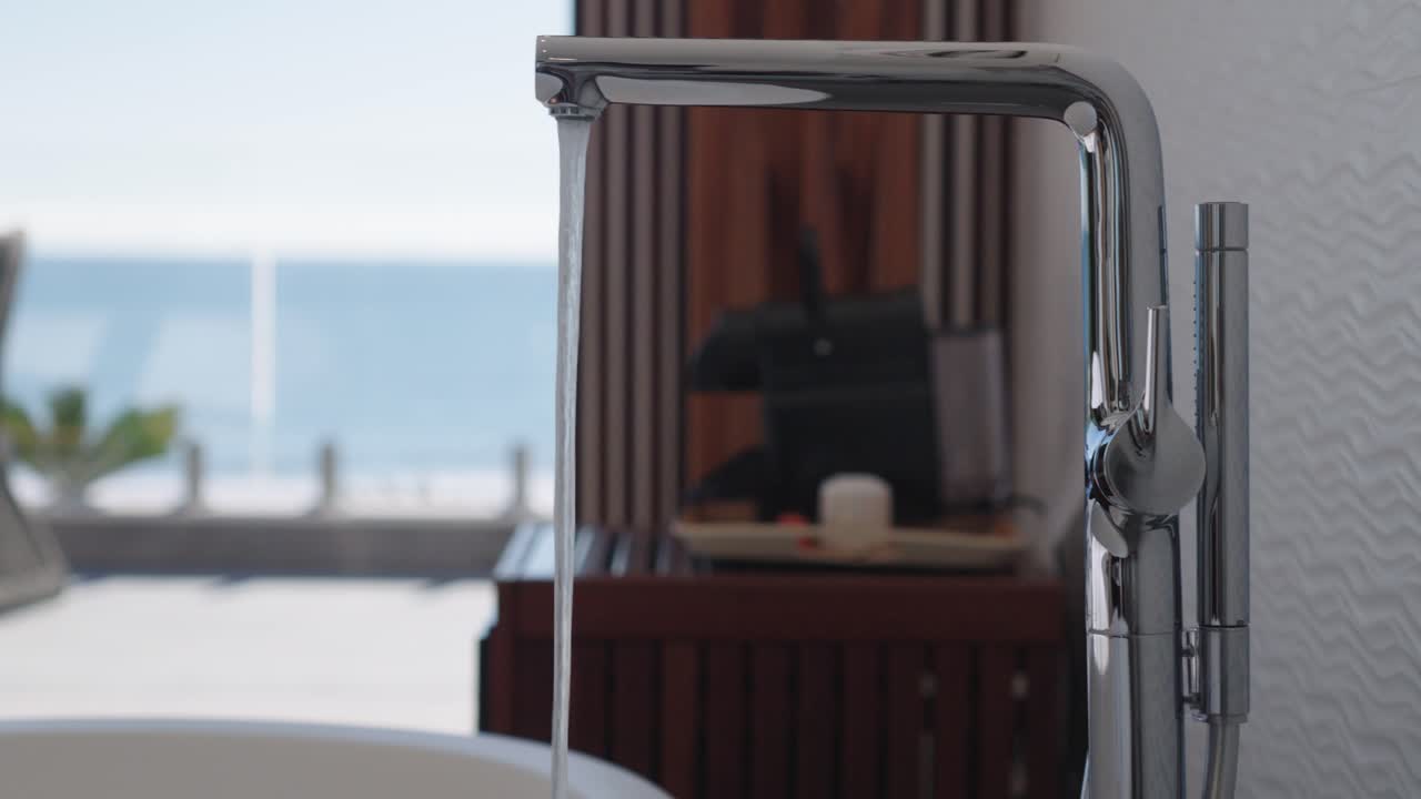 현대 아파트 건물의 싱크대에서 물이 흘러나온다