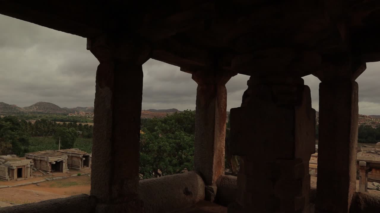 vista panorámica, viendo a través de las ruinas del templo el templo virupaksha gopuram desde la cima de la colina hemakuta en hampi