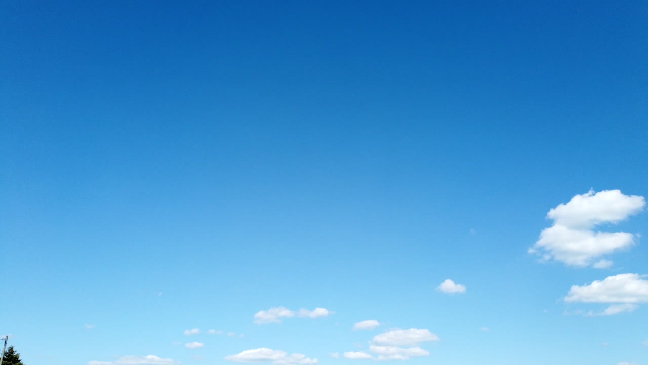 빠르게 움직이는 구름이 있는 푸른 하늘