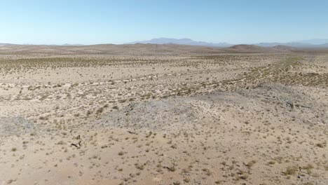 Toma-Aérea-Reveladora-Del-Vasto-Desierto-De-Mojave-Cerca-De-La-Interestatal-15