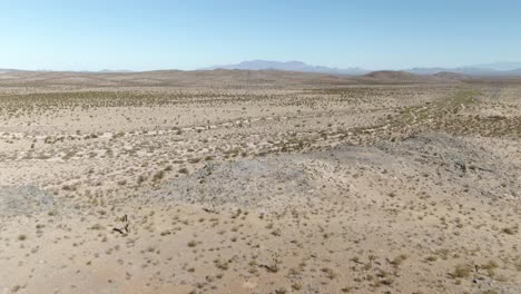 toma aérea reveladora del vasto desierto de mojave cerca de la interestatal 15