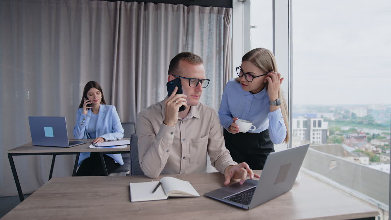 현대적 인 사무실 에서 팀 협업