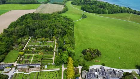 Una-Toma-Aérea-De-Los-Jardines-Ardgillan-Por-El-Castillo-De-Ardgillan-Jardín-De-Rosas-Del-Condado-Norte-De-Dublín,-Jardín-Amurallado,-Jardín-De-Temporada