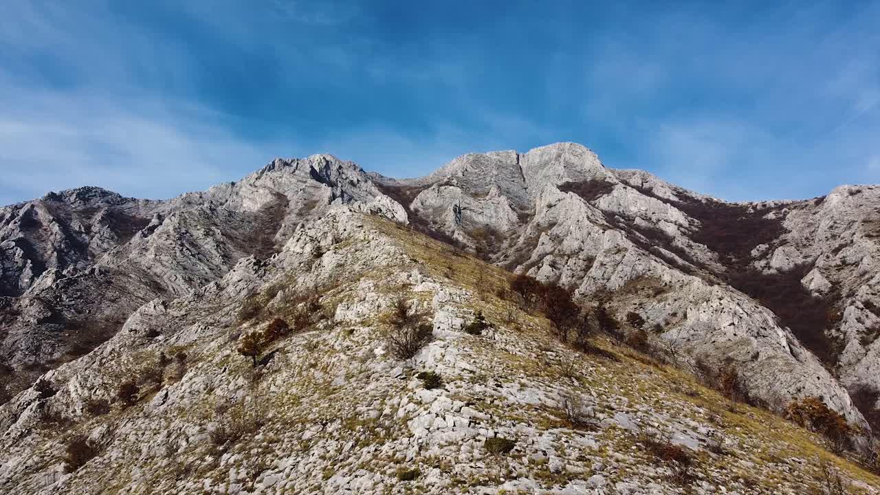 hermosa montaña. naturaleza increíble. disparo de dron