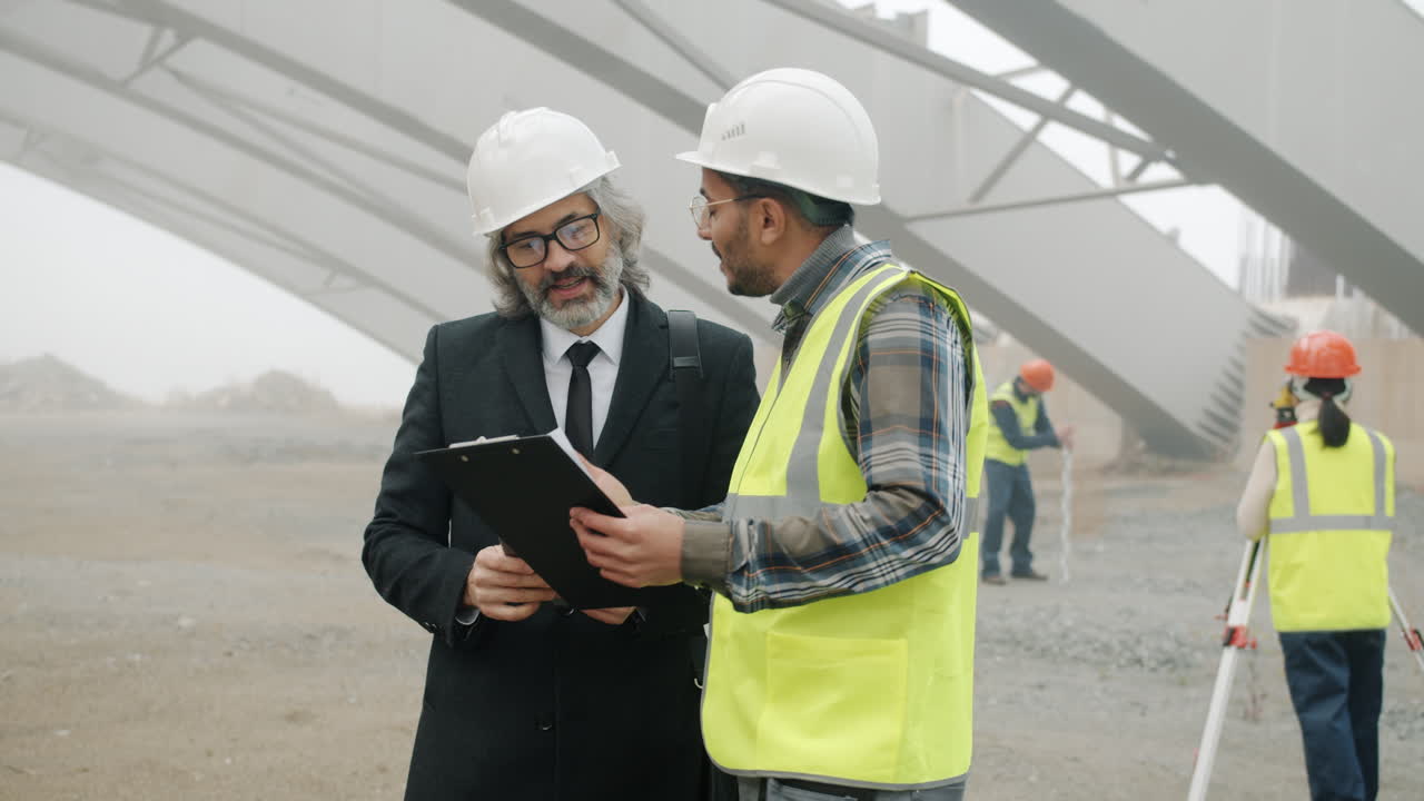 reunión en el sitio de construcción