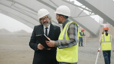 reunión en el sitio de construcción