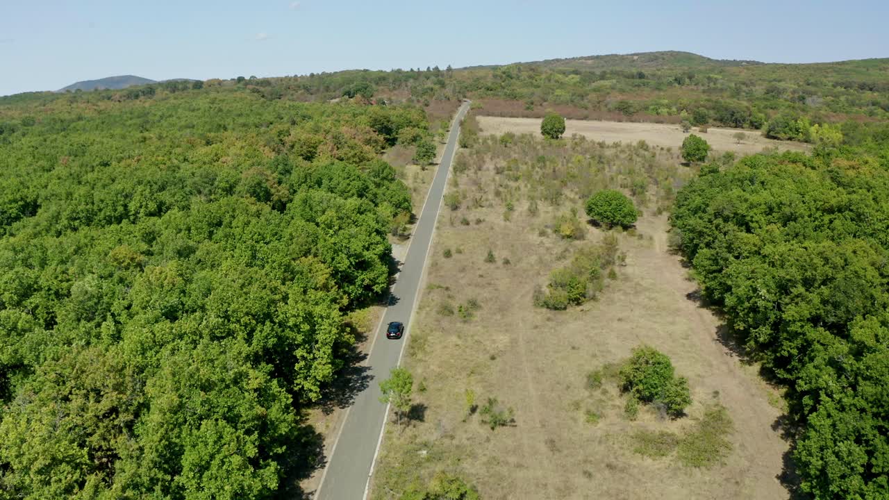 fotografía de un avión no tripulado de una autopista en un paisaje rural pintoresco de bulgaria