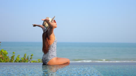 Frau-Im-Badeanzug,-Der-Sommerzeit-Und-Meerblick-Am-Pool-Genießt