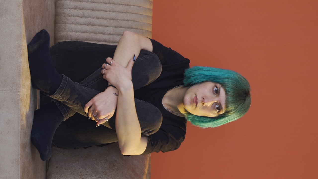 vídeo vertical de una joven temerosa. está de mal humor en casa.