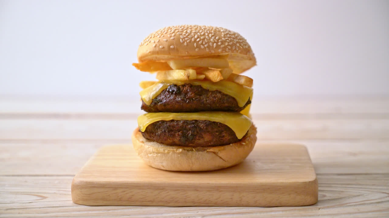 hamburguesa o hamburguesa de carne con queso y papas fritas - estilo de comida no saludable