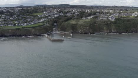 Antena-Giratoria-De-Embarcadero-Protegido-Y-Acantilados-De-Tramore-Irlanda