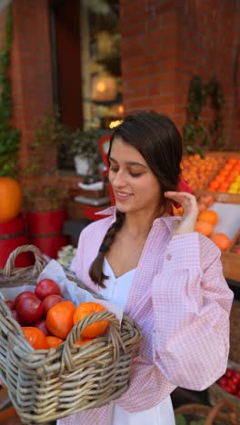 mujer comprando fruta en un mercado
