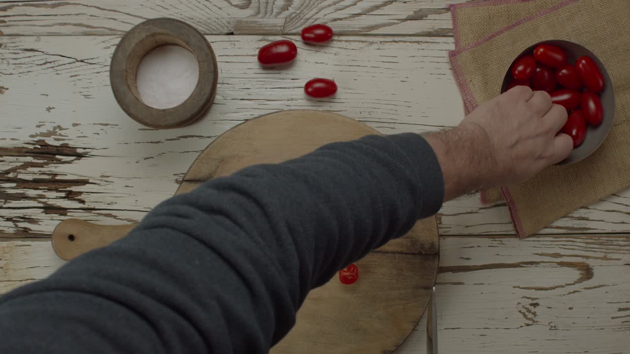 나무 절단판에서 토마토를 잘라내는 것