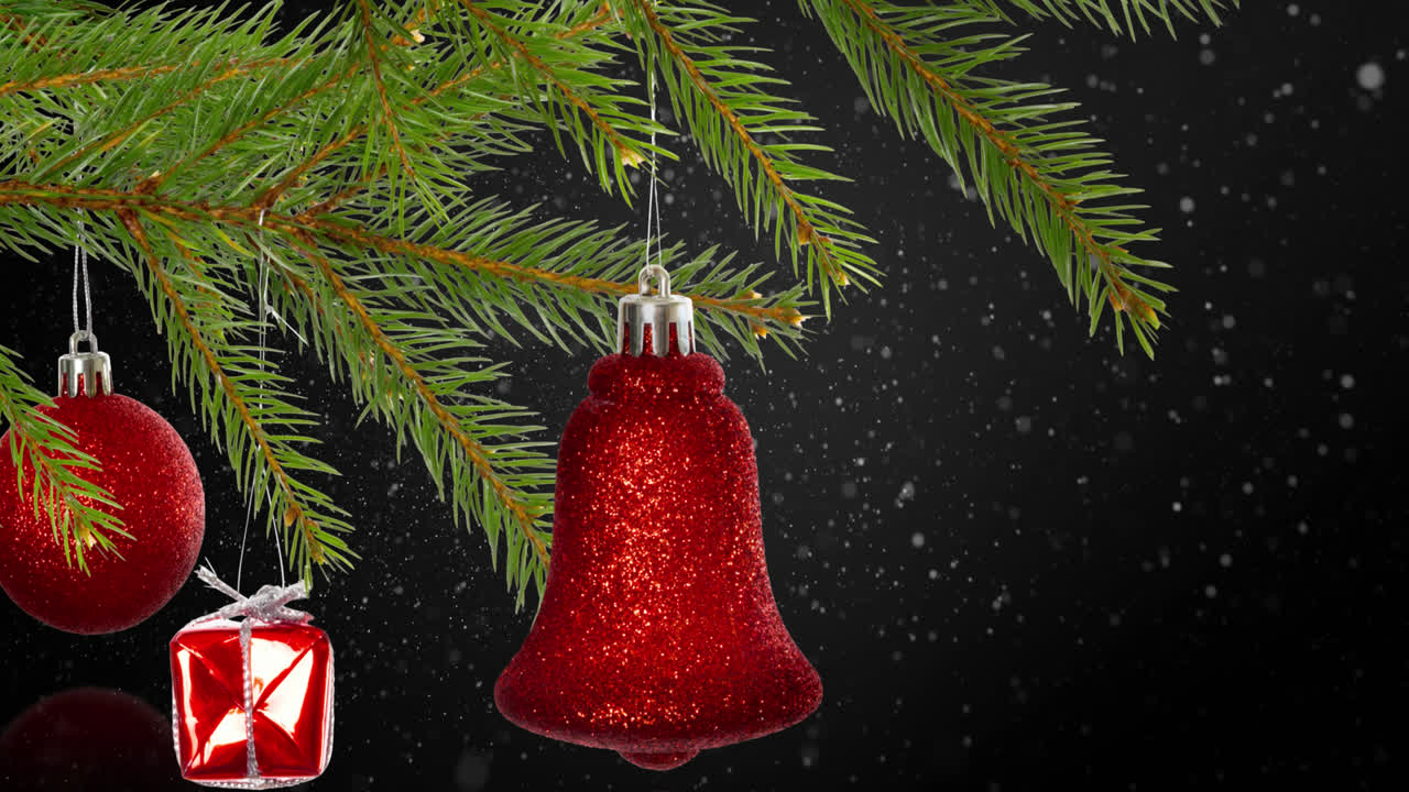 animación de bolas y decoraciones rojas de navidad colgando de la rama del abeto con nieve cayendo