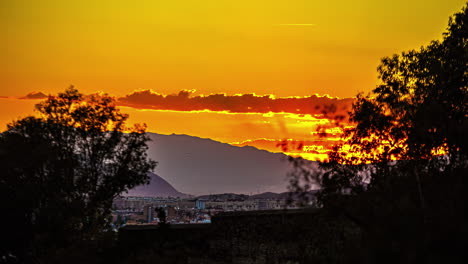 Puerto-De-Málaga-Durante-Una-Puesta-De-Sol-Dorada---Lapso-De-Tiempo