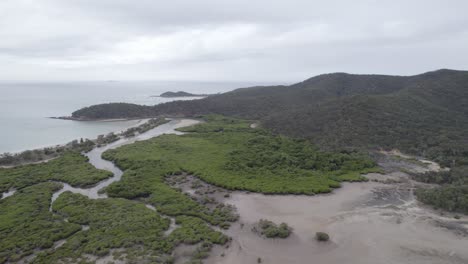 Gran-Keppel-Island-Leeke-Creek-Y-Pantanos-A-La-Luz-Del-Día-En-Yeppoon,-Queensland,-Australia