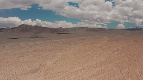 el desierto de mojave en california, junto a la autopista i-15