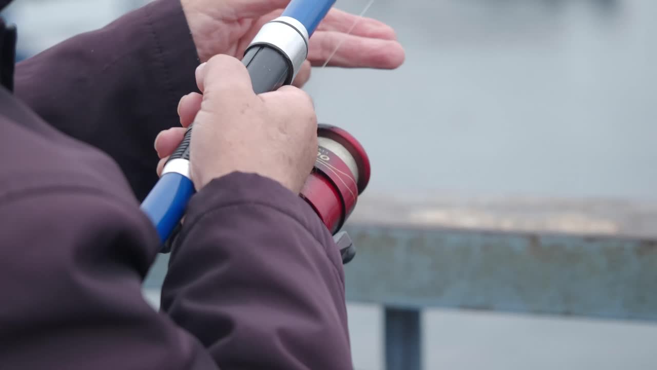 시줄을 들고 있는 사람