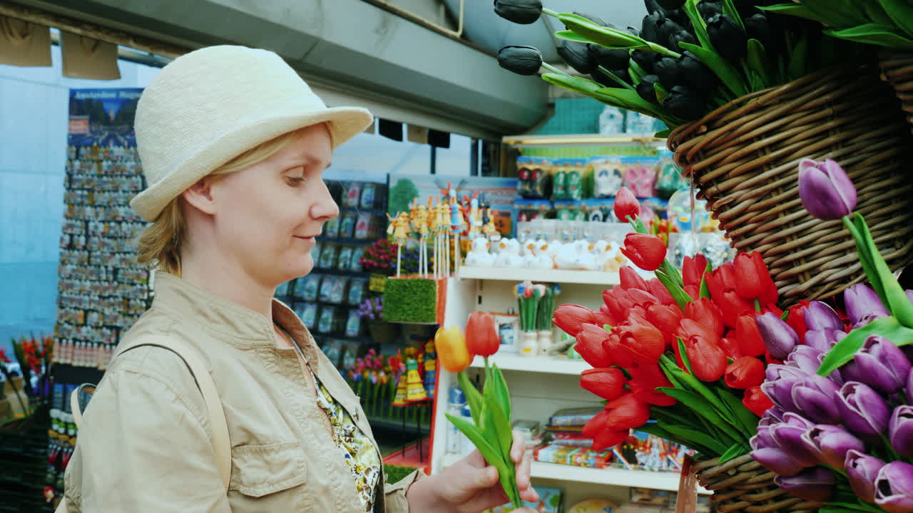 암스테르담 꽃 시장에서 튤립을 선택하는 여자