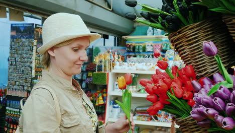 Frau-Wählt-Tulpen-Auf-Dem-Amsterdamer-Blumenmarkt