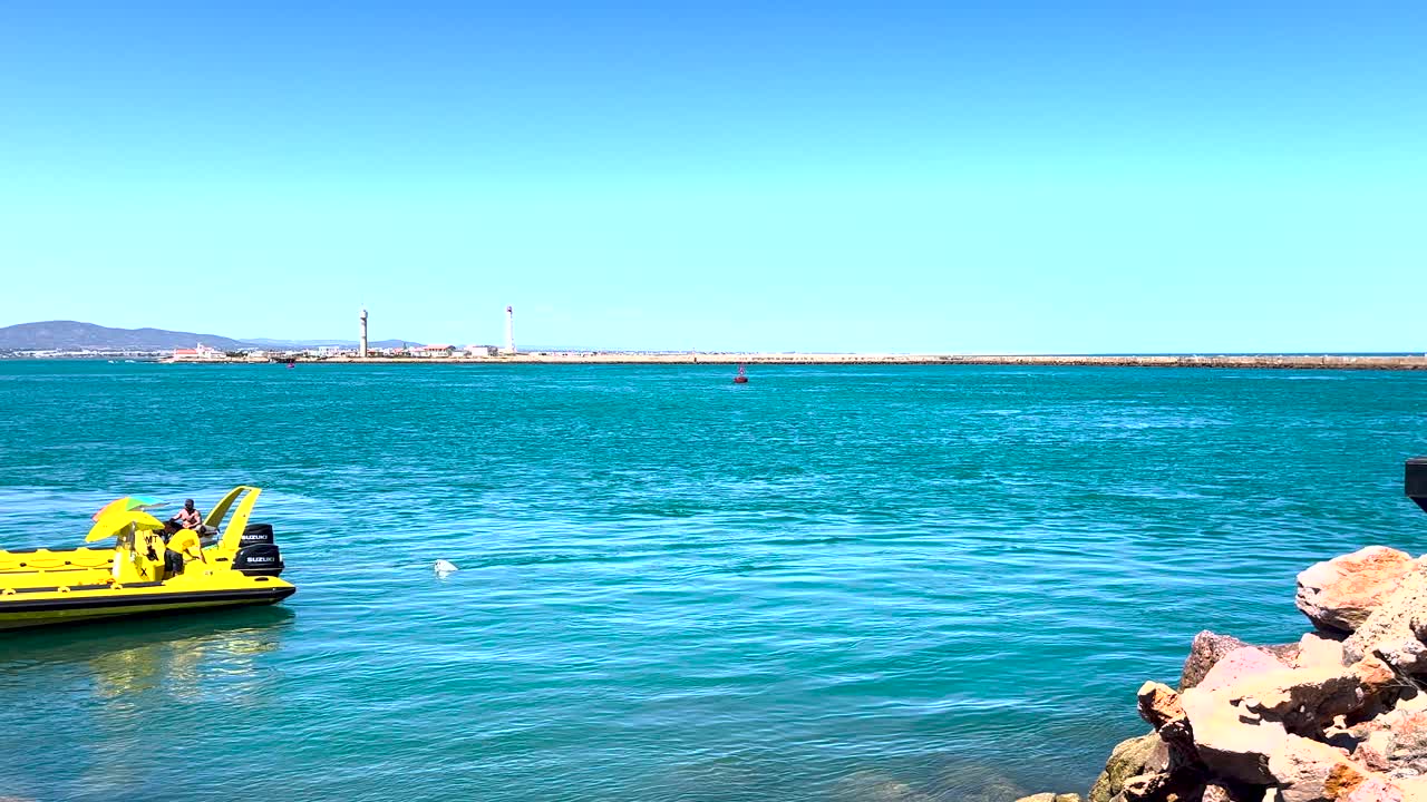 포르투갈 알가르베 에 있는 파롤 섬 의 해변 과 등대 의 영상 과 바다 의 소리