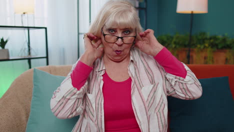 la abuela mayor haciendo expresiones faciales tontas lúdicas, haciendo muecas, haciendo tonterías, mostrando la lengua