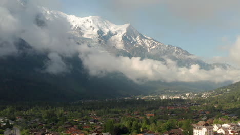 Aufsteigende-Luftaufnahme-Des-Mont-Blanc,-Der-über-Dem-Dorf-Chamonix-In-Frankreich-Thront