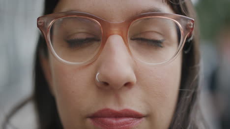 Close-Up-Retrato-De-Una-Hermosa-Joven-Con-Gafas-Funky-Mirando-Seriamente-A-La-Cámara-El-Viento-Soplando-El-Pelo