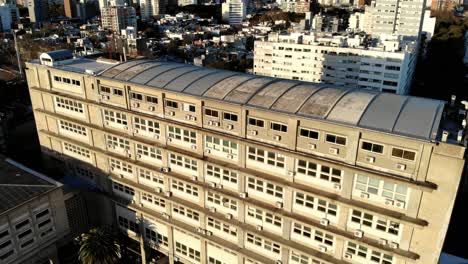 vista aérea de la facultad de ingeniería, edificio antiguo ubicado en montevideo uruguay en un día claro