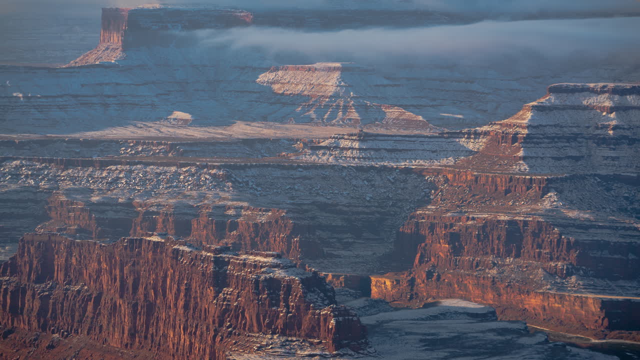 lapso de tiempo, parque estatal dead horse point en temporada de invierno, niebla y nubes sobre acantilados de arenisca y cañón