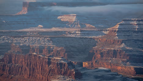 Zeitraffer,-Dead-Horse-Point-State-Park-In-Der-Wintersaison,-Nebel-Und-Wolken-über-Sandsteinfelsen-Und-Canyon