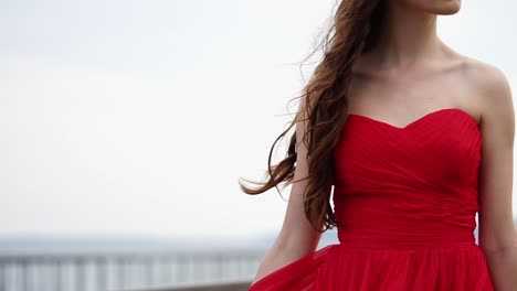 una mujer con un vestido rojo.