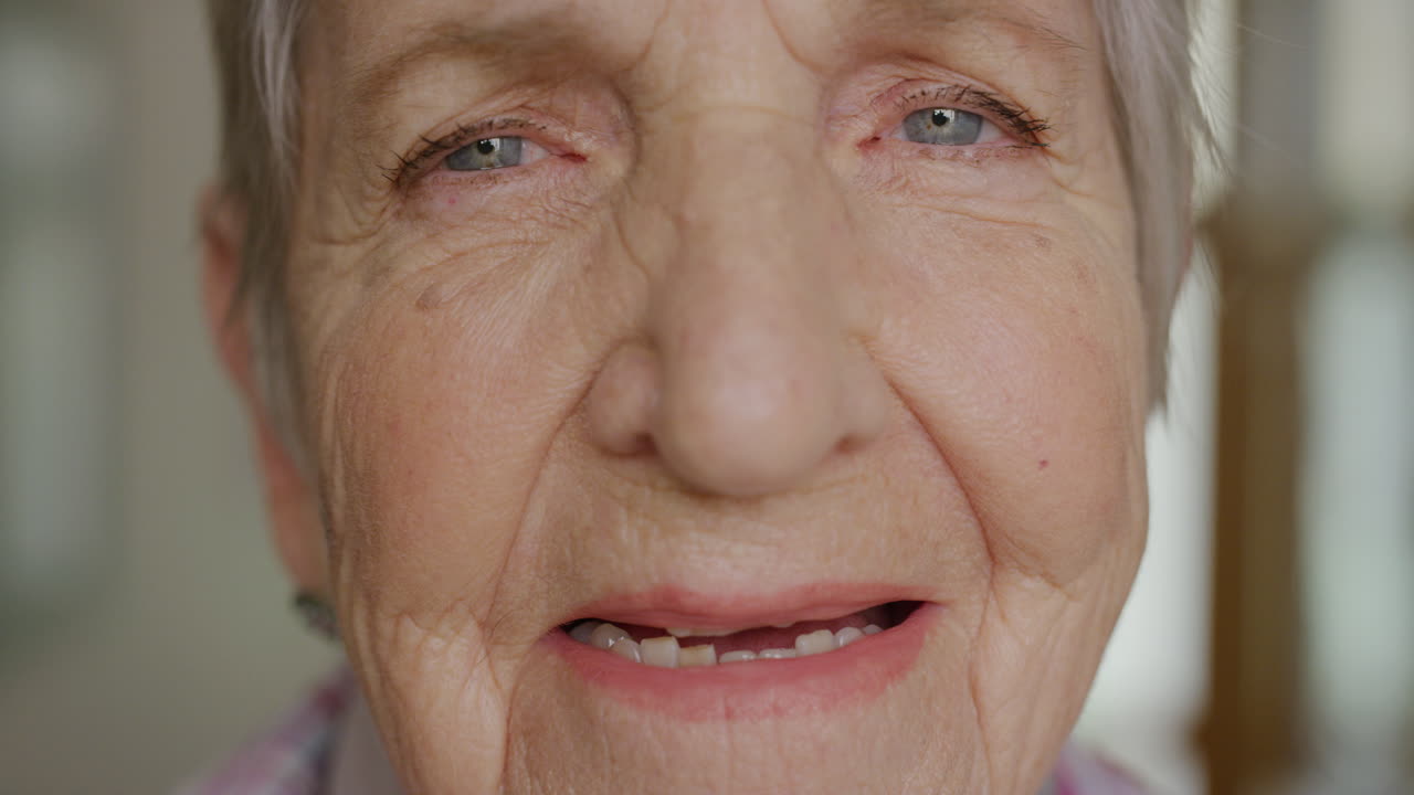 retrato en primer plano de una anciana feliz sonriendo disfrutando de la jubilación, el estilo de vida, la satisfacción, el detalle de la cara de un jubilado mayor