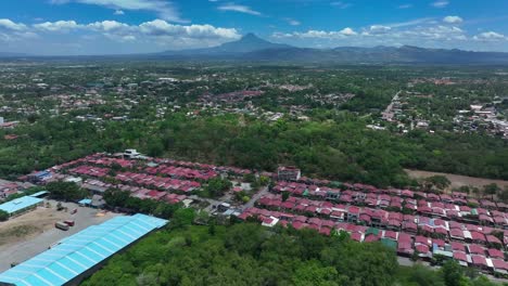 vista aérea de un barrio suburbano pobre en la ciudad general de santos durante un día soleado