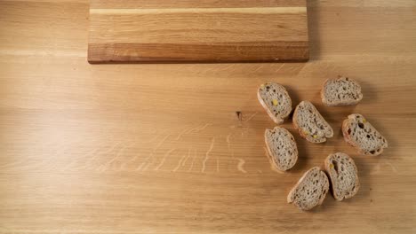 divertida historia de animación de arriba hacia abajo de preparar pequeños sándwiches para la fiesta en la mesa de madera