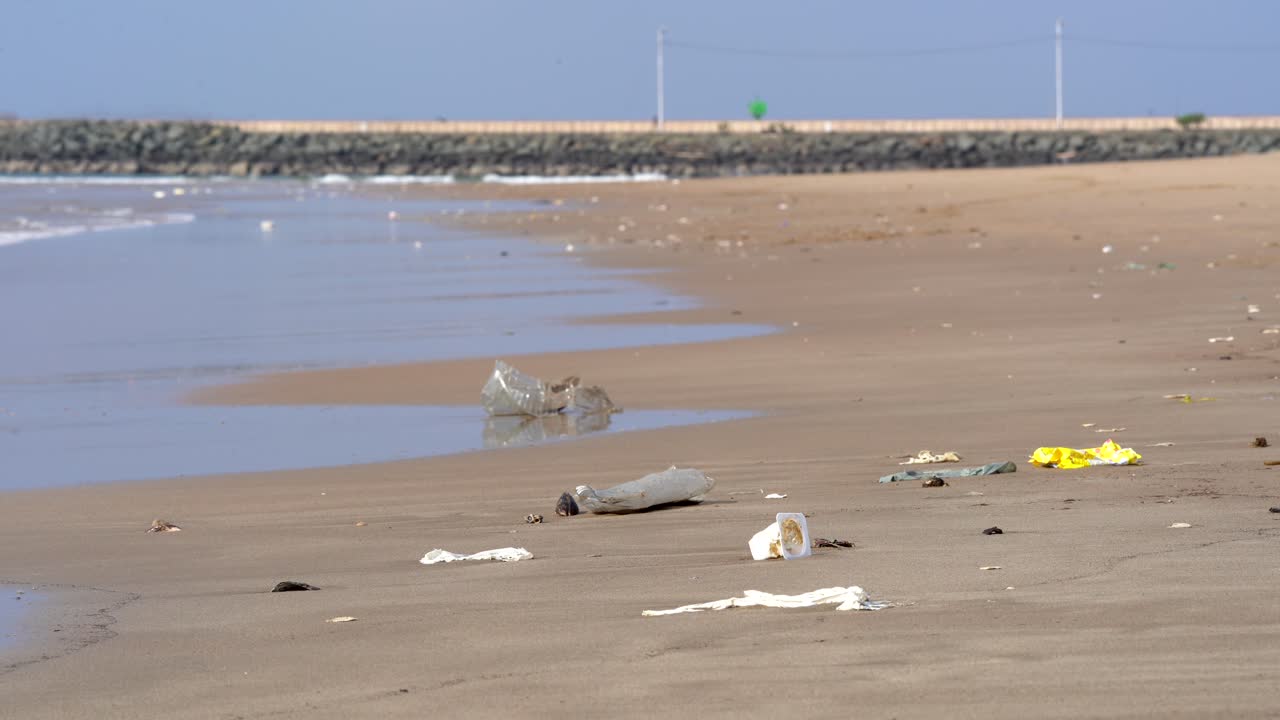 해변 오염, 플라스틱 폐기물의 넓은 샷