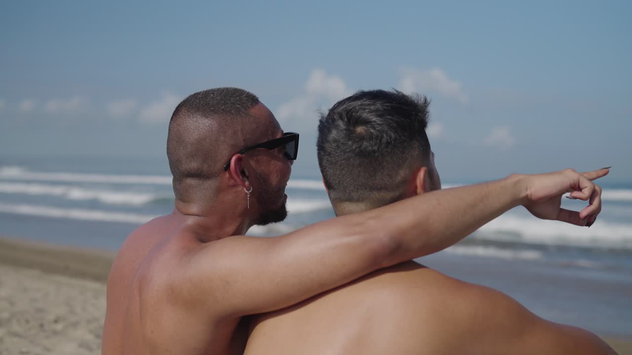una pareja disfrutando de la playa.