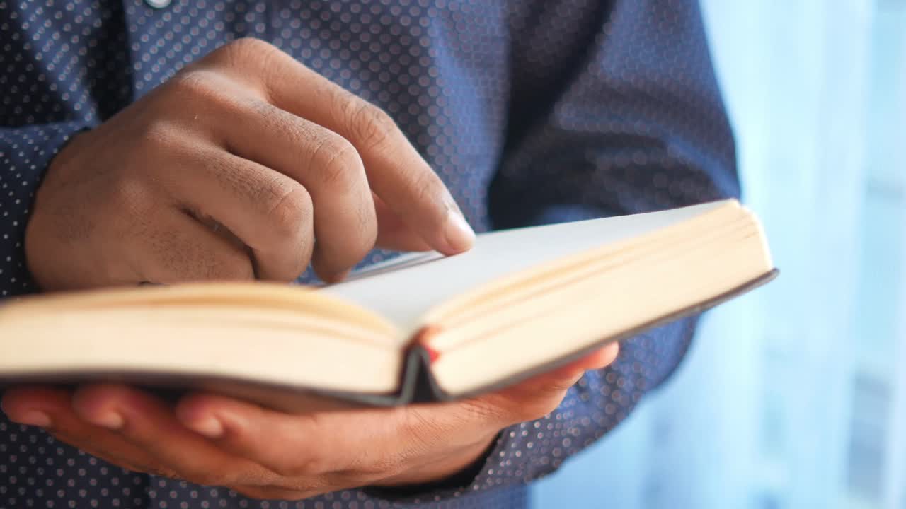 persona que lee un libro abierto