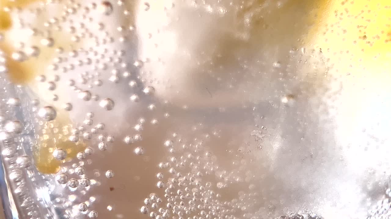 유리 용기에 가스 거품이 있는 다채로운 추상 액체