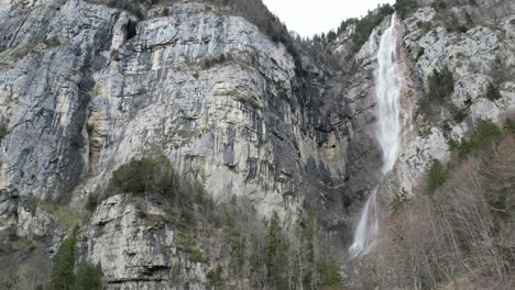 cascada de agua que cae directamente de las rocas