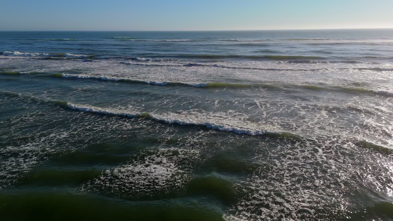 Scenic shot of waves in the Pacific Ocean close to shoreline in Ocean Shores, Pacific Northwest