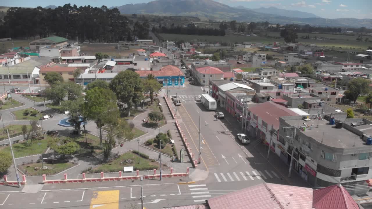 Una vista più ampia della piccola città di Aloasi vicino ad Ambato, a poche strade dal parco centrale, vista aerea