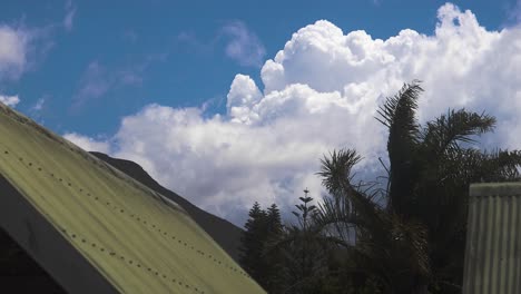 lapso de tiempo de enormes nubes cumulonimbus blancas que cambian de forma en el viento