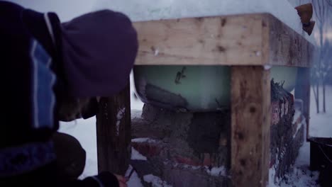 un hombre está en el proceso de construir una bañera de agua caliente diy - de cerca