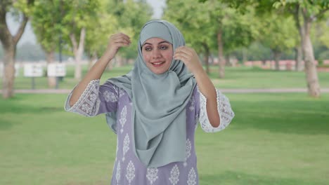 Feliz-Mujer-Musulmana-Usando-Hijab-En-El-Parque