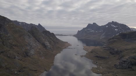 挪威洛福<unk> (lofoten) 的雷恩菲奧德 (reinefjord) 的一個窄窄的反射區域.